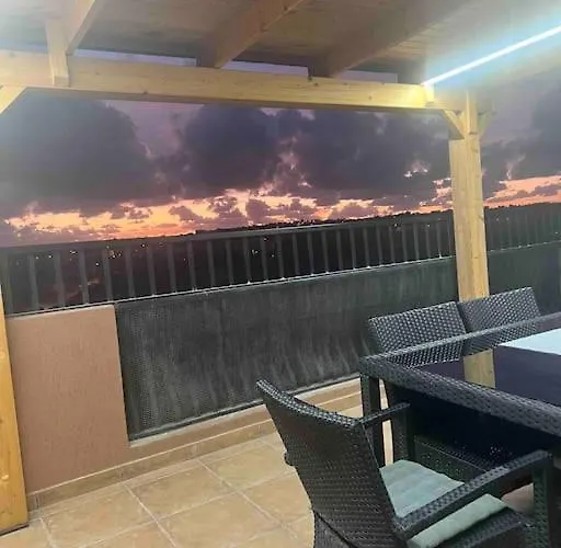 2 Bedroom Penthouse With Country And Sea Views Appartement *