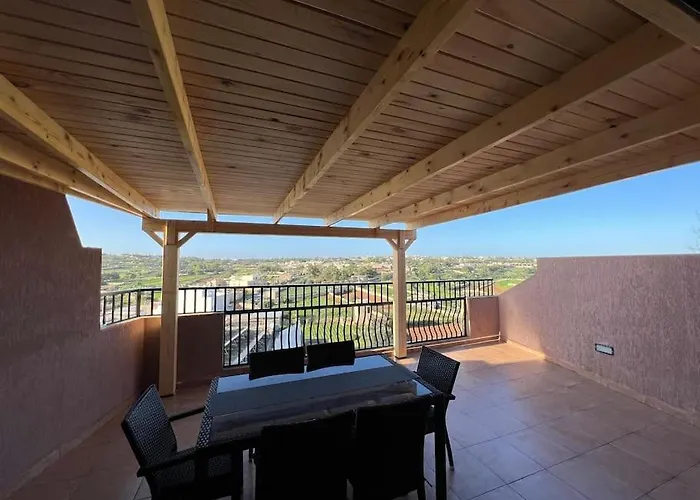2 Bedroom Penthouse With Country And Sea Views Appartamento